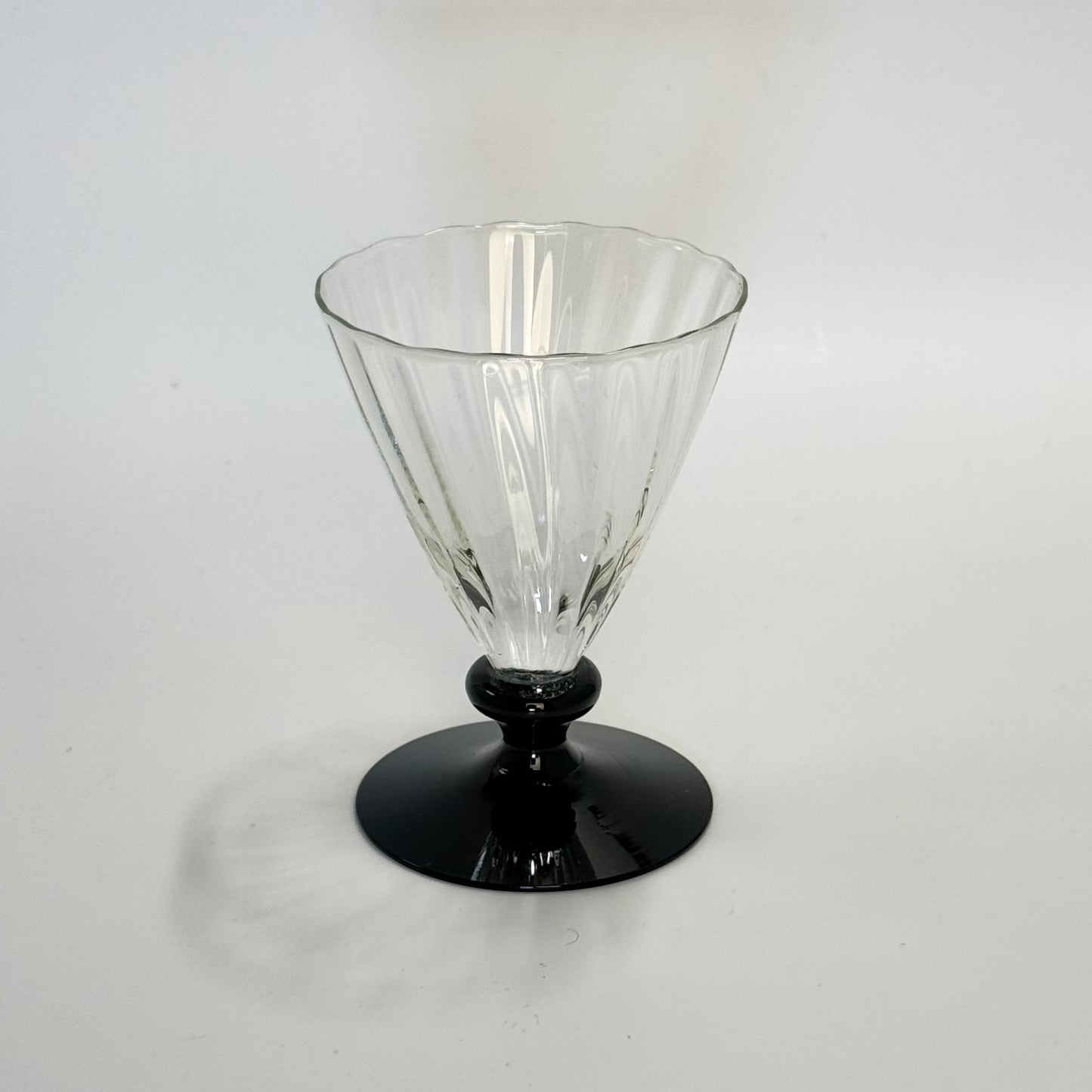 Holmegaards Klintholm med optiske striber og sort stilk og fod, hedvinsglas