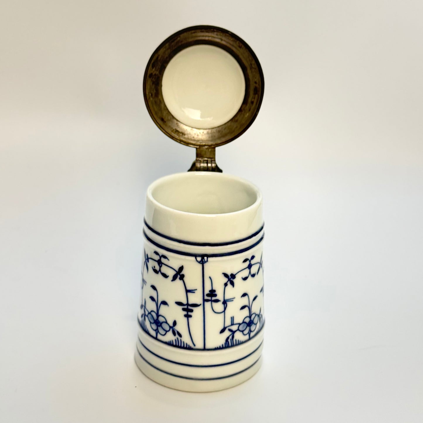 Lithophane ølkrus i porcelæn med tinlåg, 1930-40'erne