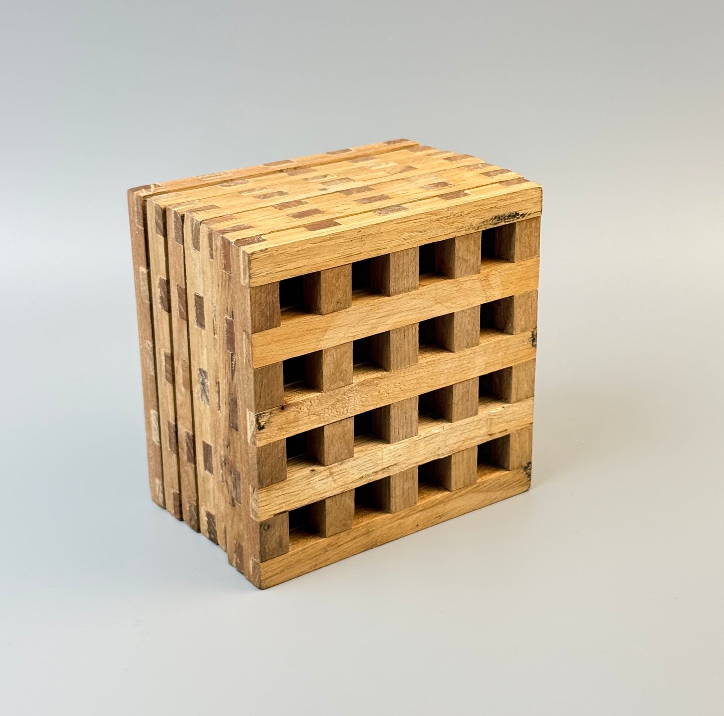 Vintage bordskånere i fingersamlet træ – sæt med 7 – 10,5 × 10,5 cm