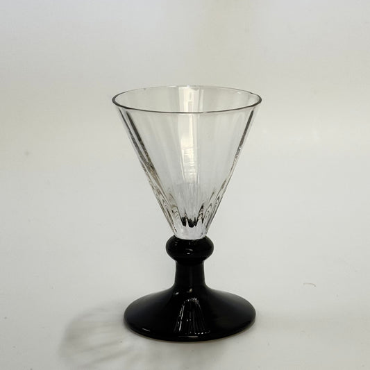 Holmegaards Klintholm med optiske striber og sort stilk og fod, snapseglas 