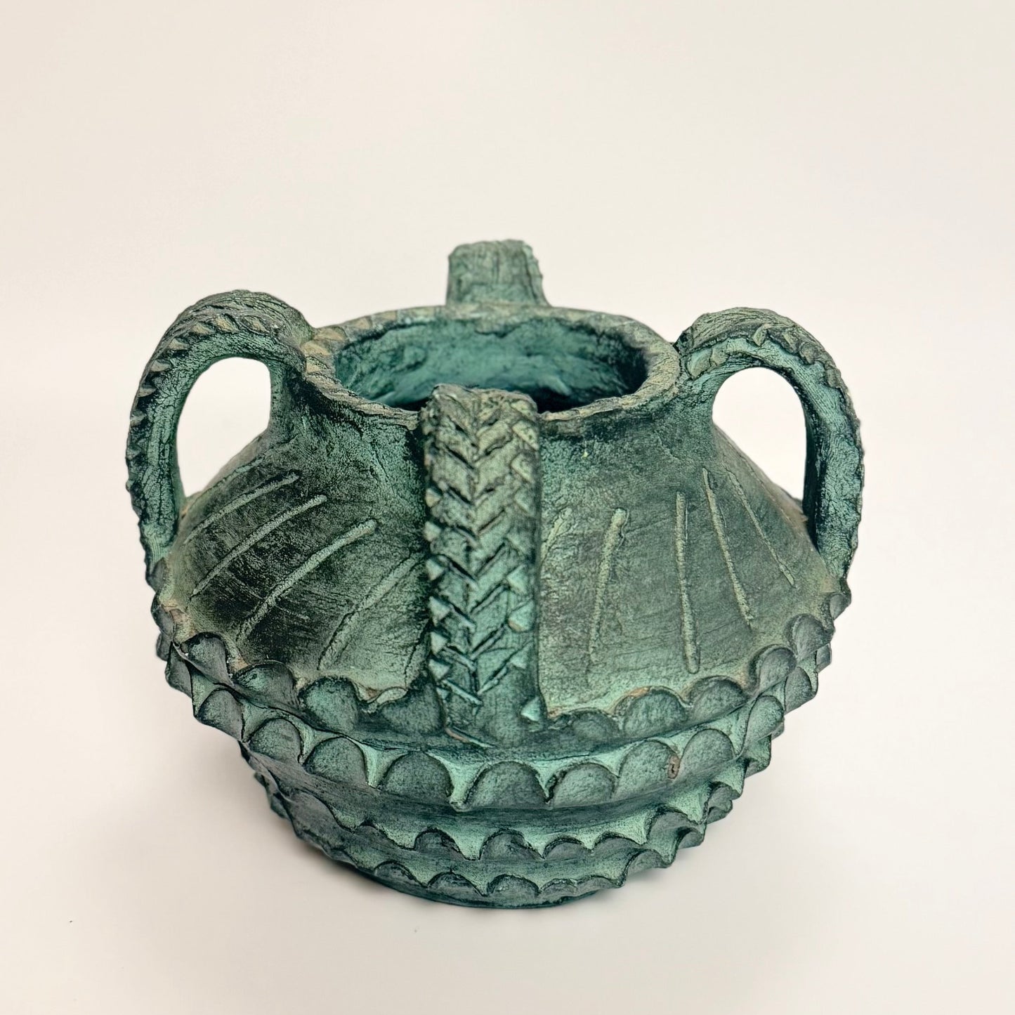 Keramisk krukke i terracotta i kobbergrøn glasur med krafttig relief,