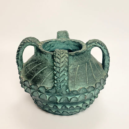 Keramisk krukke i terracotta i kobbergrøn glasur med krafttig relief,