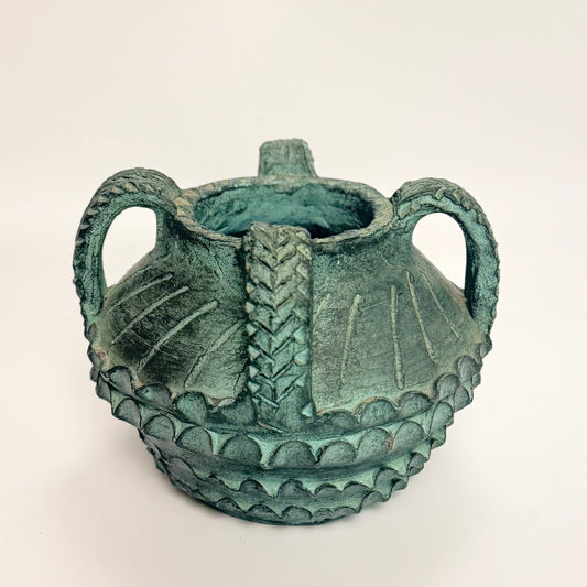 Keramisk krukke i terracotta i kobbergrøn glasur med krafttig relief,