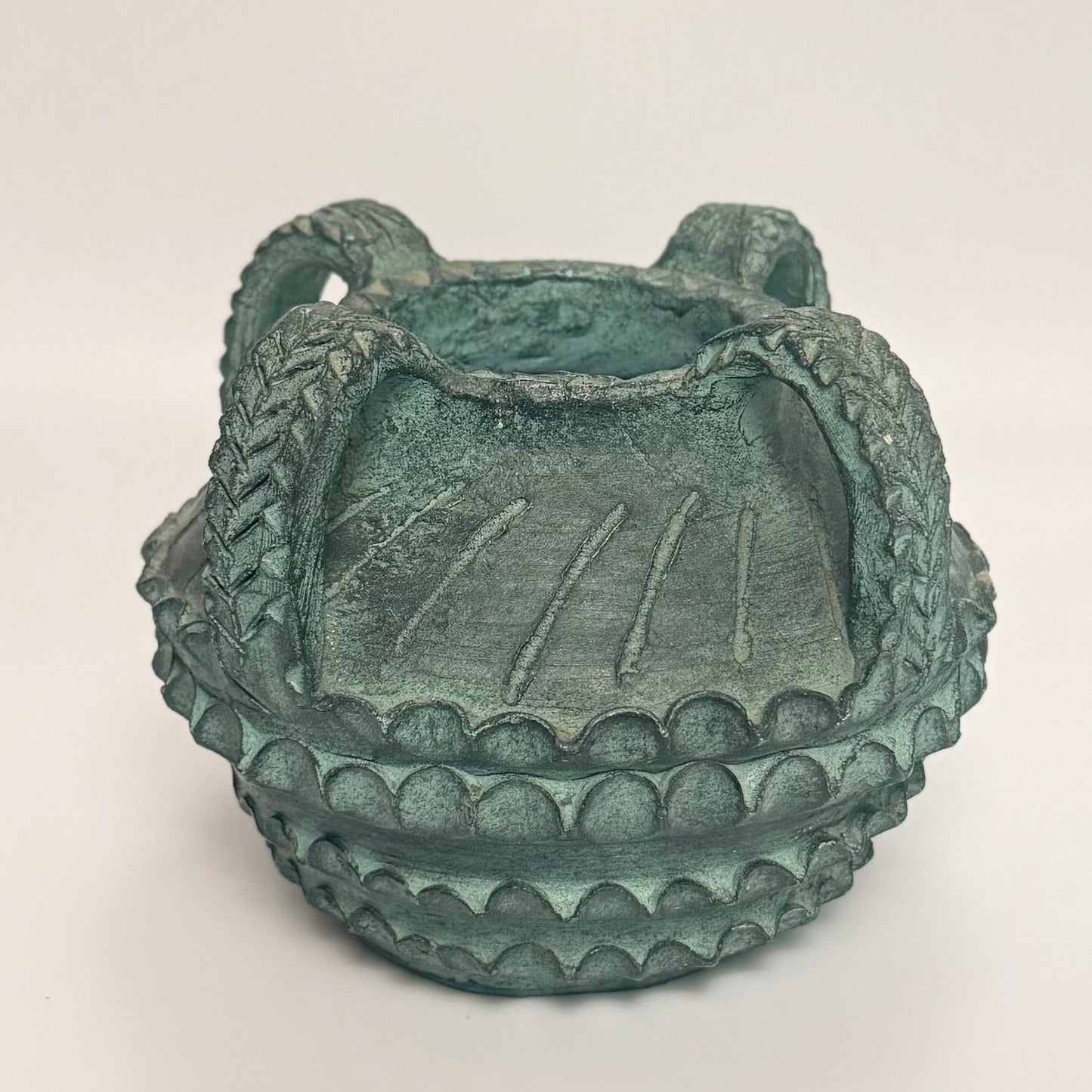 Vintage, nok spansk keramik med kraftigt relief og kobbergrøn glasur