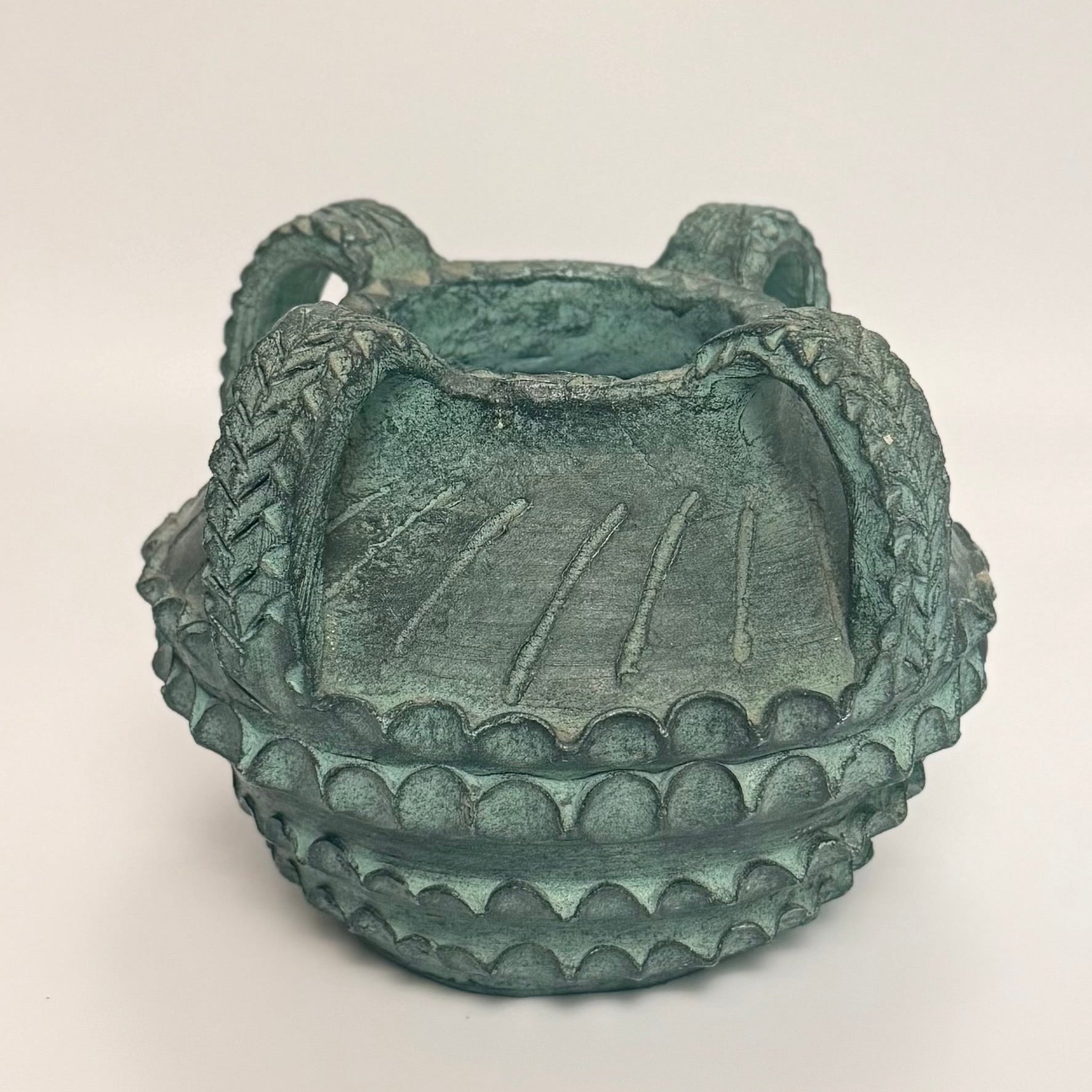 Vintage, nok spansk keramik med kraftigt relief og kobbergrøn glasur