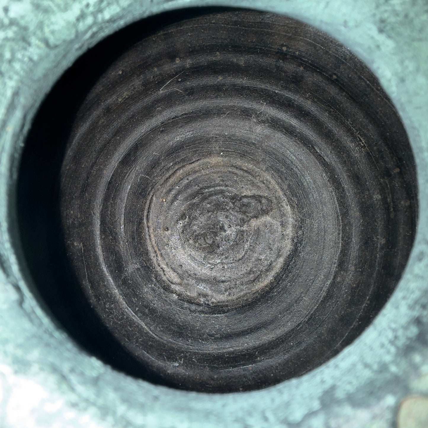 Vintage, nok spansk keramik med kraftigt relief og kobbergrøn glasur