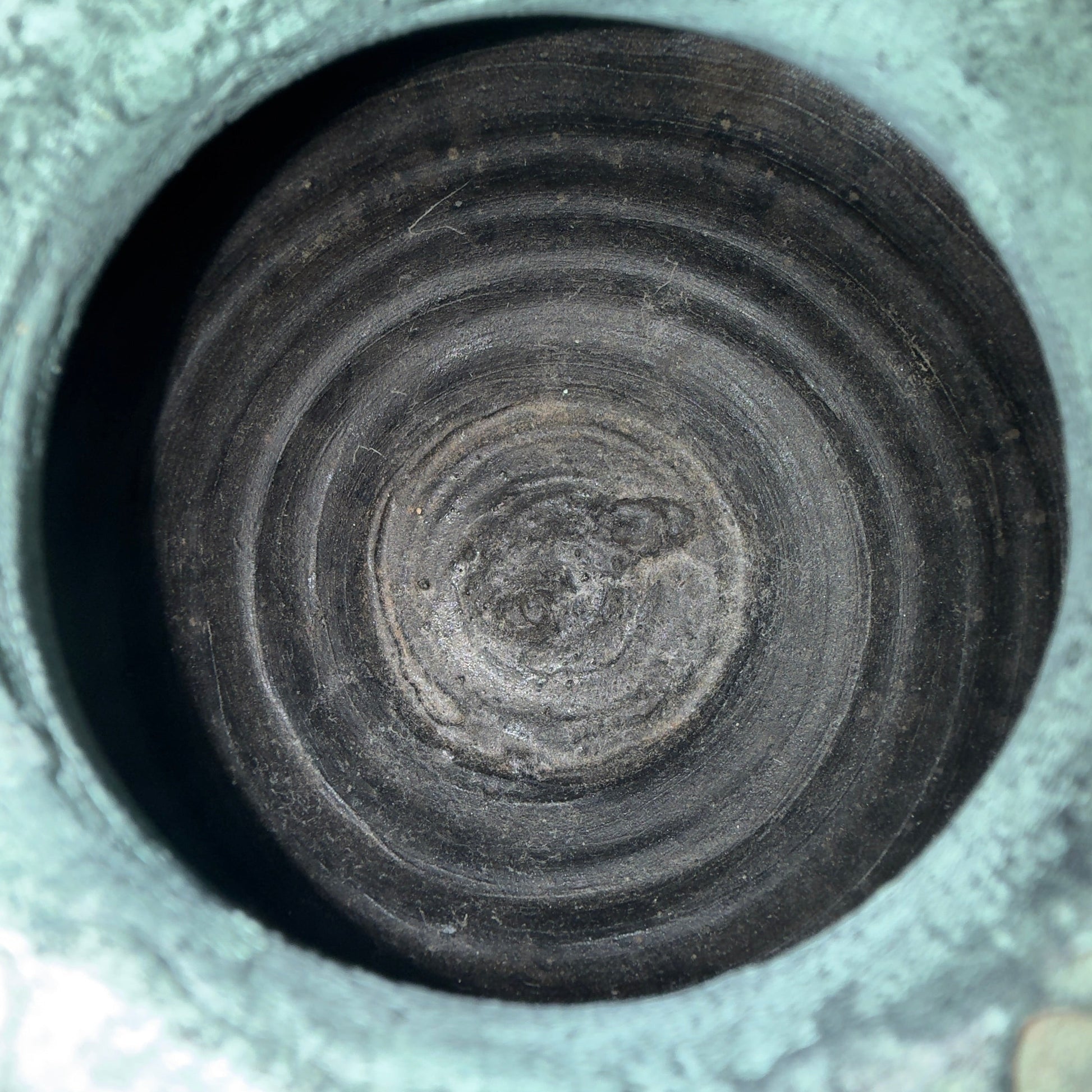 Vintage, nok spansk keramik med kraftigt relief og kobbergrøn glasur