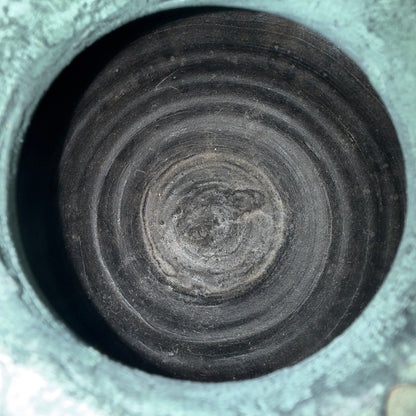 Vintage, nok spansk keramik med kraftigt relief og kobbergrøn glasur