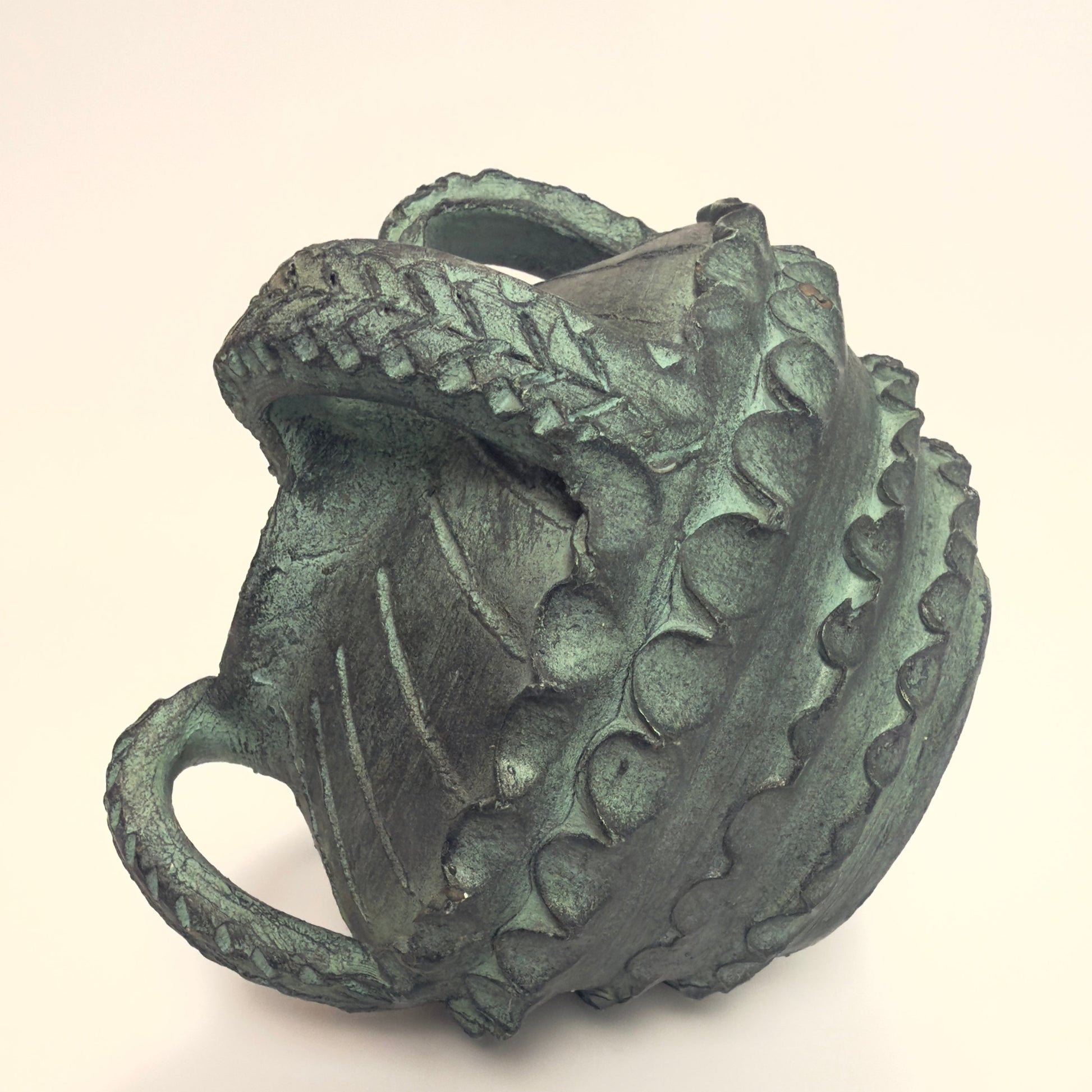 Keramisk krukke i terracotta i kobbergrøn glasur med krafttig relief,