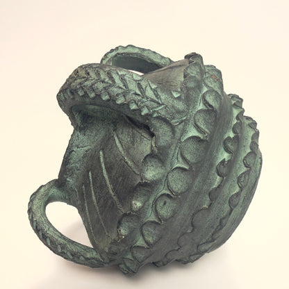 Keramisk krukke i terracotta i kobbergrøn glasur med krafttig relief,