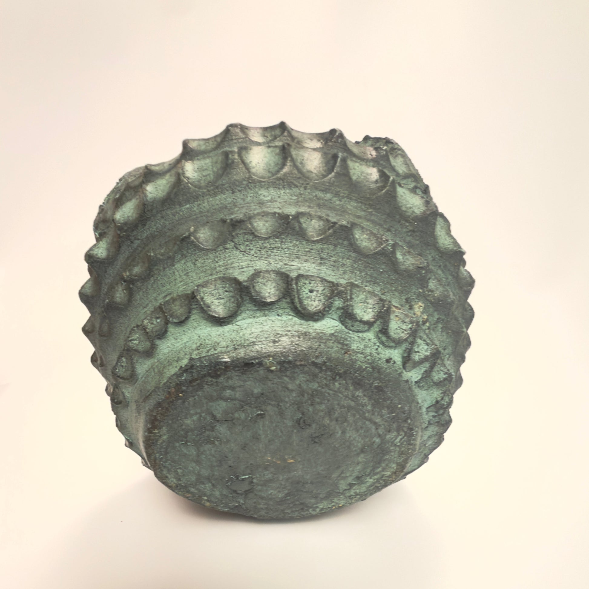 Vintage, nok spansk keramik med kraftigt relief og kobbergrøn glasur