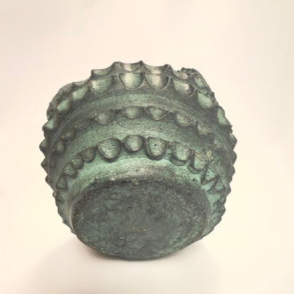 Vintage, nok spansk keramik med kraftigt relief og kobbergrøn glasur