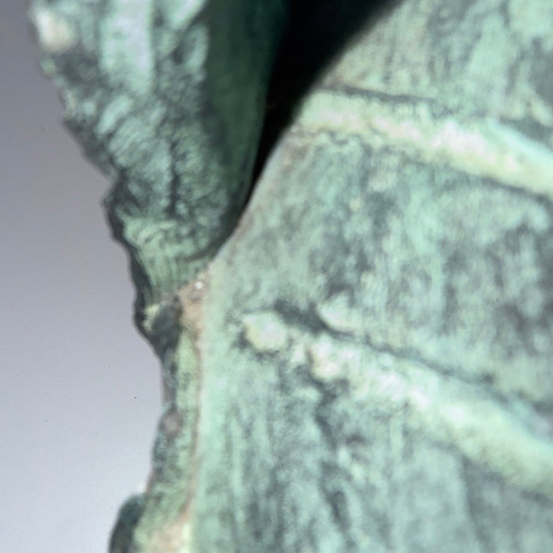 Vintage, nok spansk keramik med kraftigt relief og kobbergrøn glasur