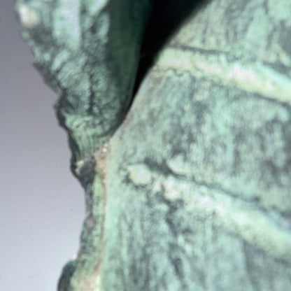 Vintage, nok spansk keramik med kraftigt relief og kobbergrøn glasur