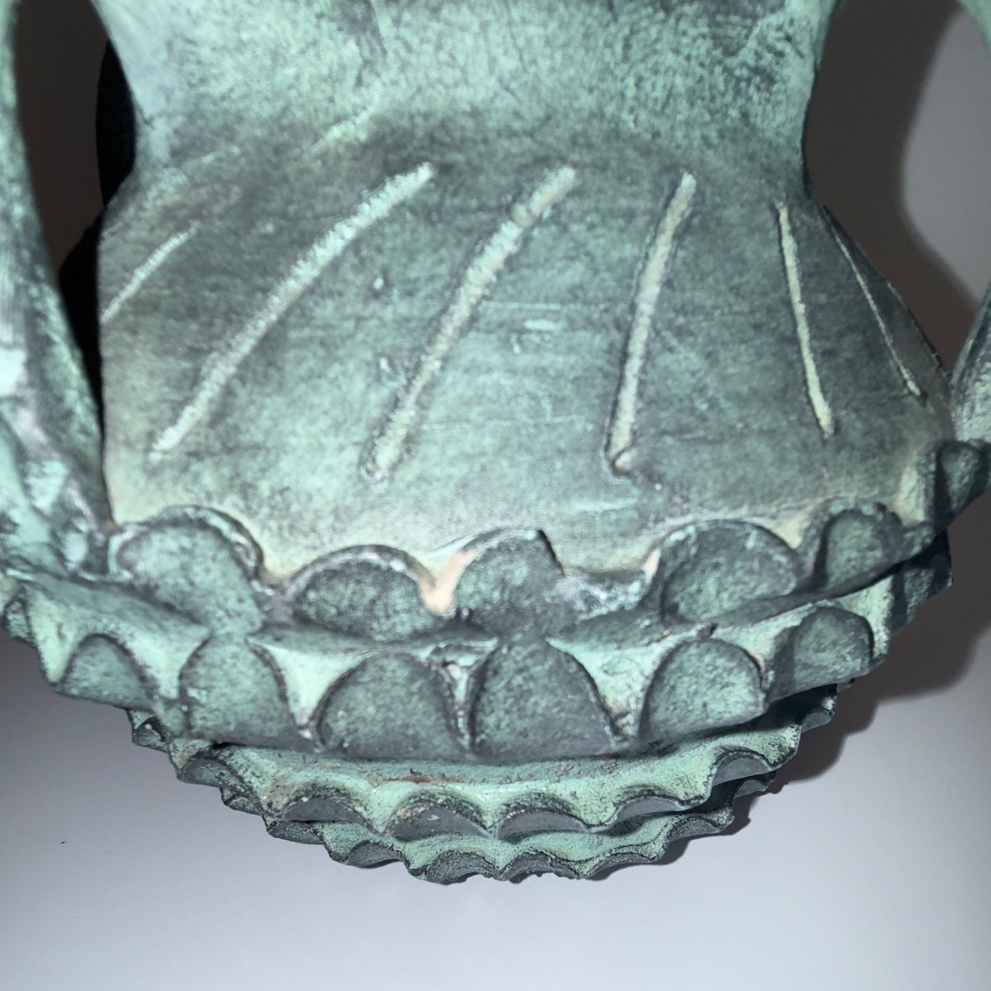 Vintage, nok spansk keramik med kraftigt relief og kobbergrøn glasur