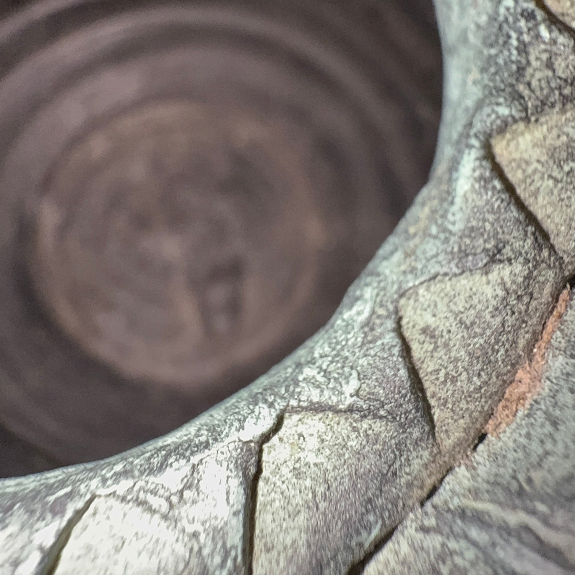 Vintage, nok spansk keramik med kraftigt relief og kobbergrøn glasur