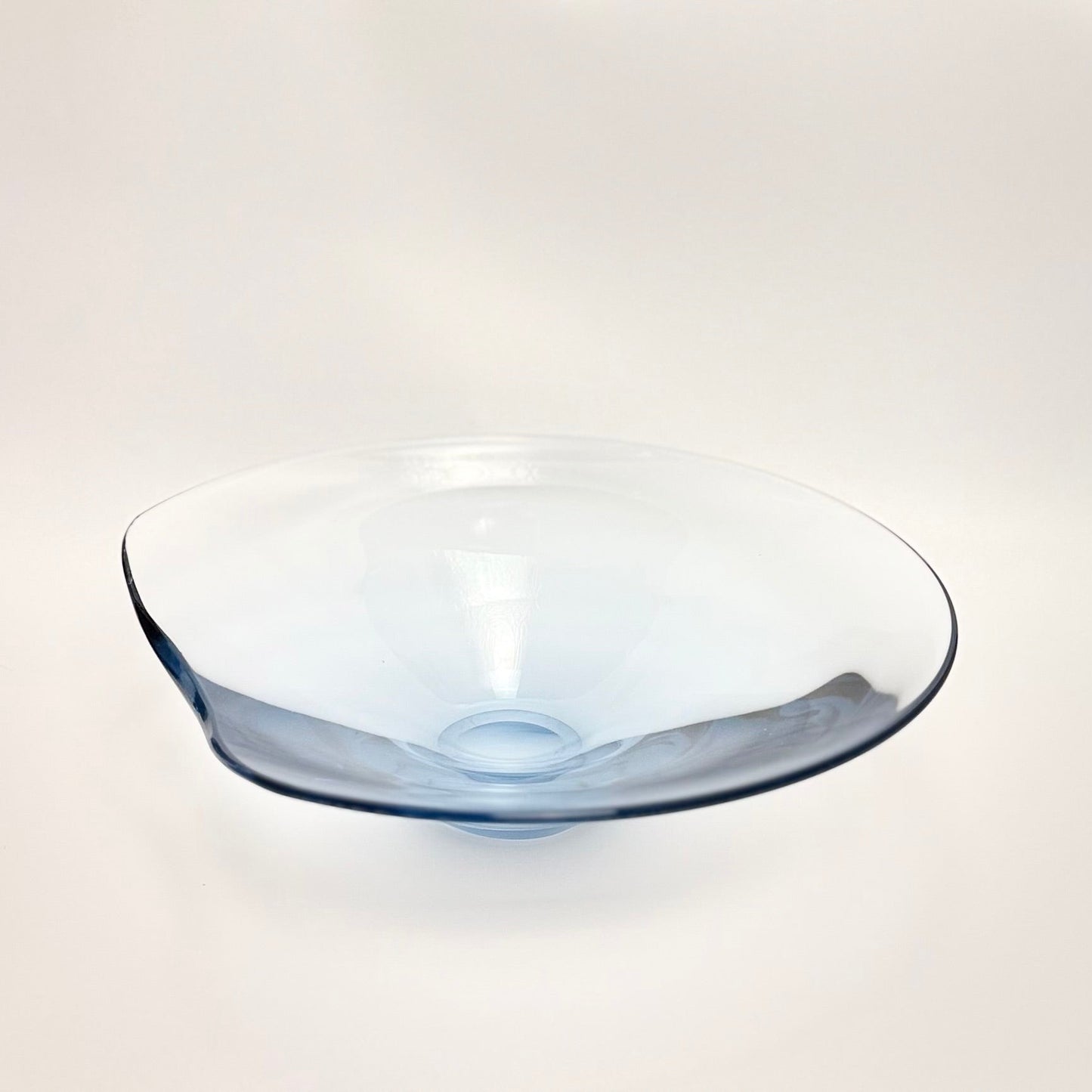 Stor Holmegaard skål i blåtonet glas – design Per Lütken, 1959