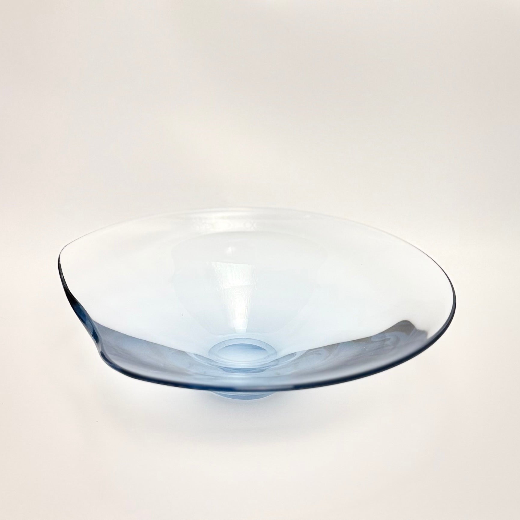 Stor Holmegaard skål i blåtonet glas – design Per Lütken, 1959