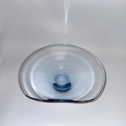 Stor Holmegaard skål i blåtonet glas – design Per Lütken, 1959