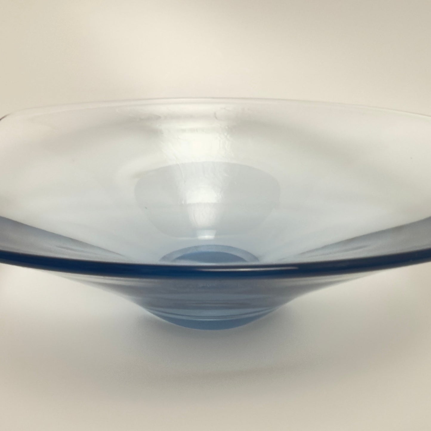 Stor Holmegaard skål i blåtonet glas – design Per Lütken, 1959