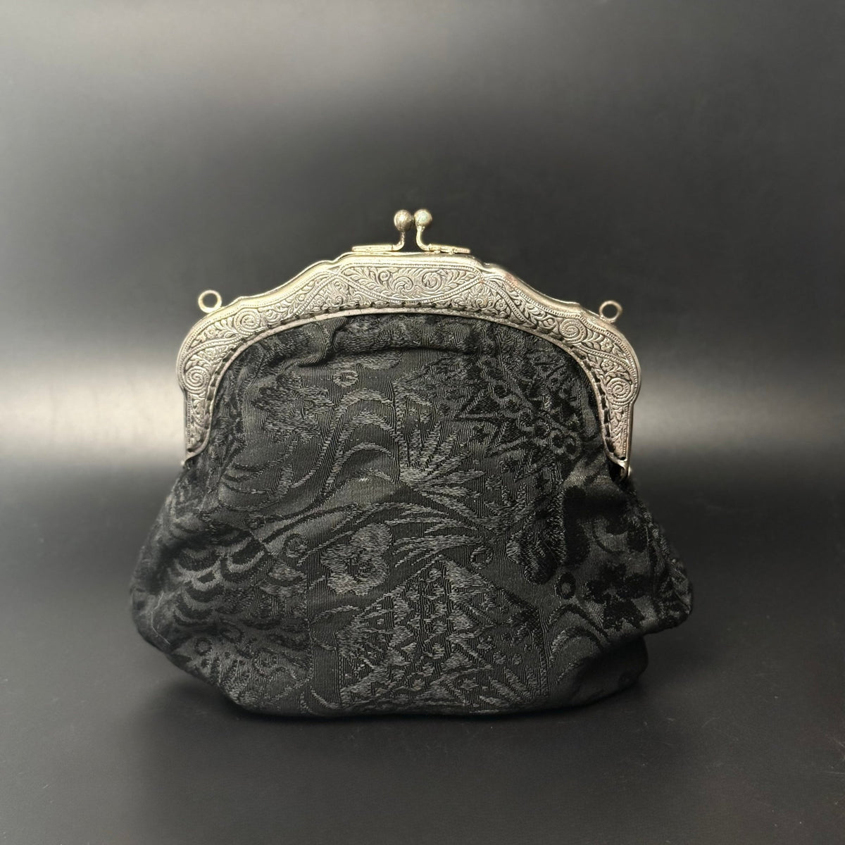 Antik selskabspung i sort silkejacquard med ornamenteret metalramme - Frøken Lilly