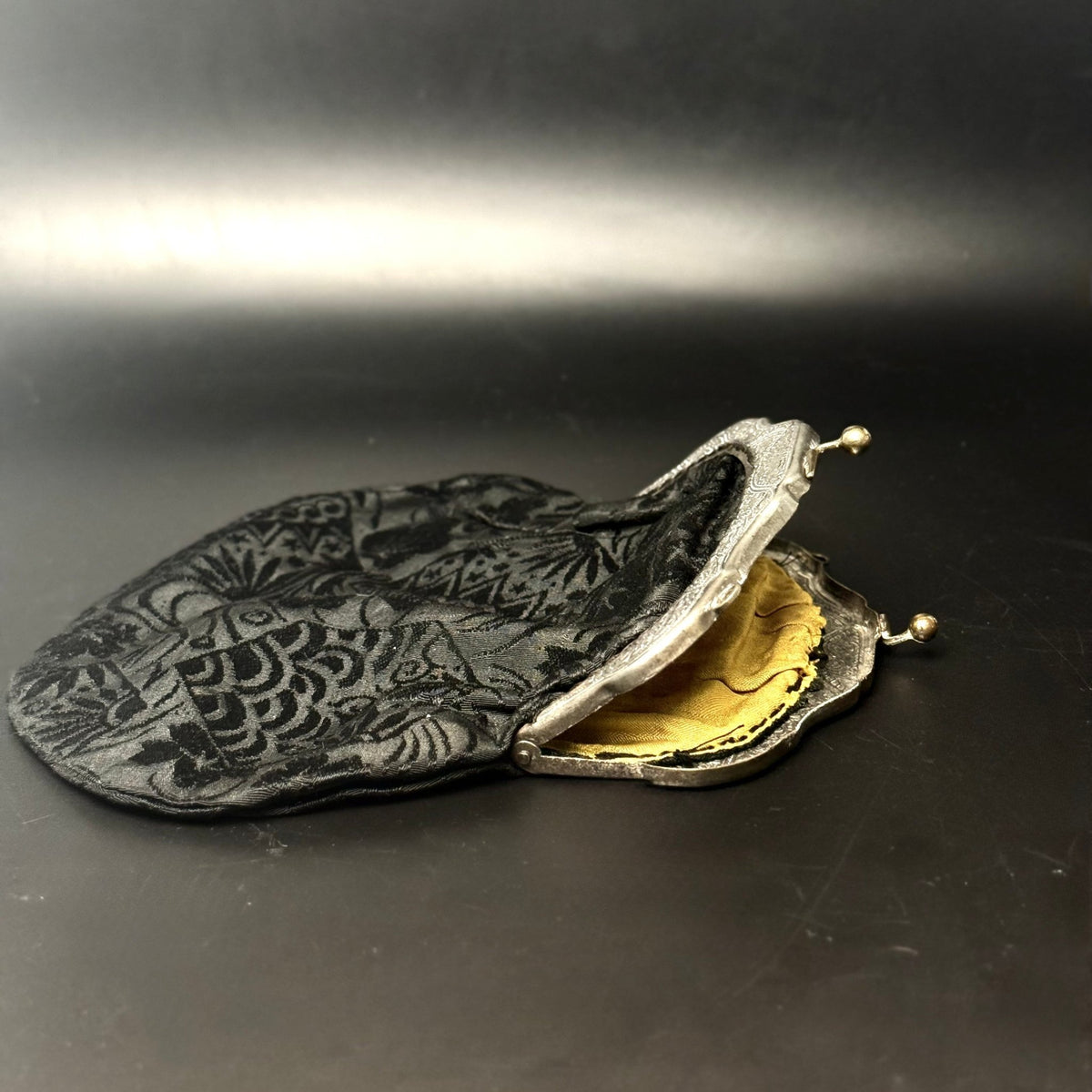 Antik selskabspung i sort silkejacquard med ornamenteret metalramme - Frøken Lilly