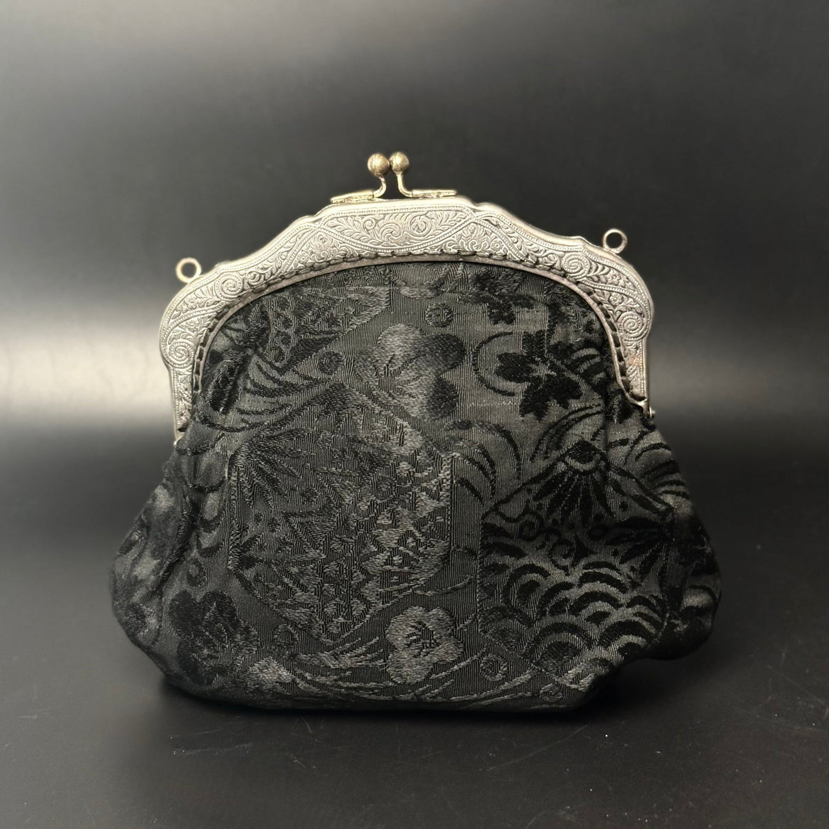 Antik selskabspung i sort silkejacquard med ornamenteret metalramme - Frøken Lilly