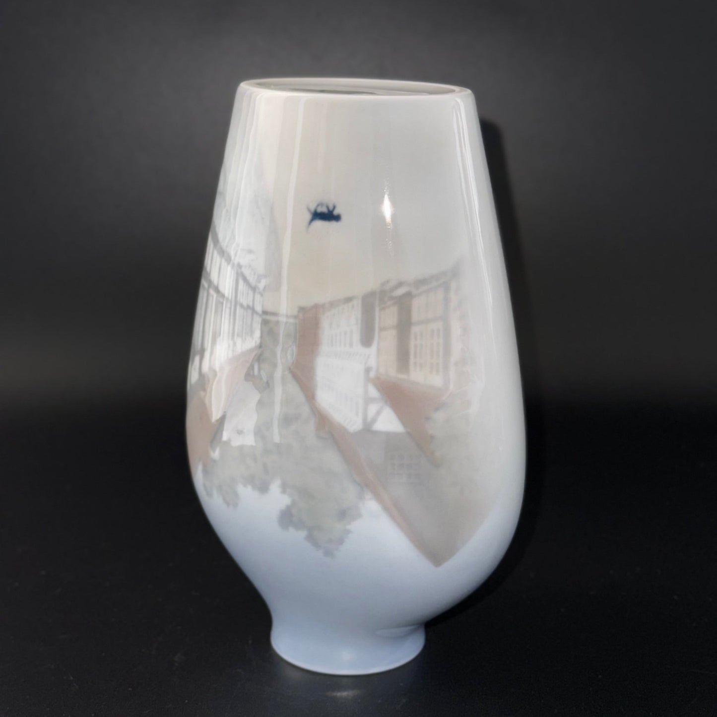 Bing & Grøndahl vase med motiv fra Den Gamle By nr. 1302 - 6238 - Frøken Lilly