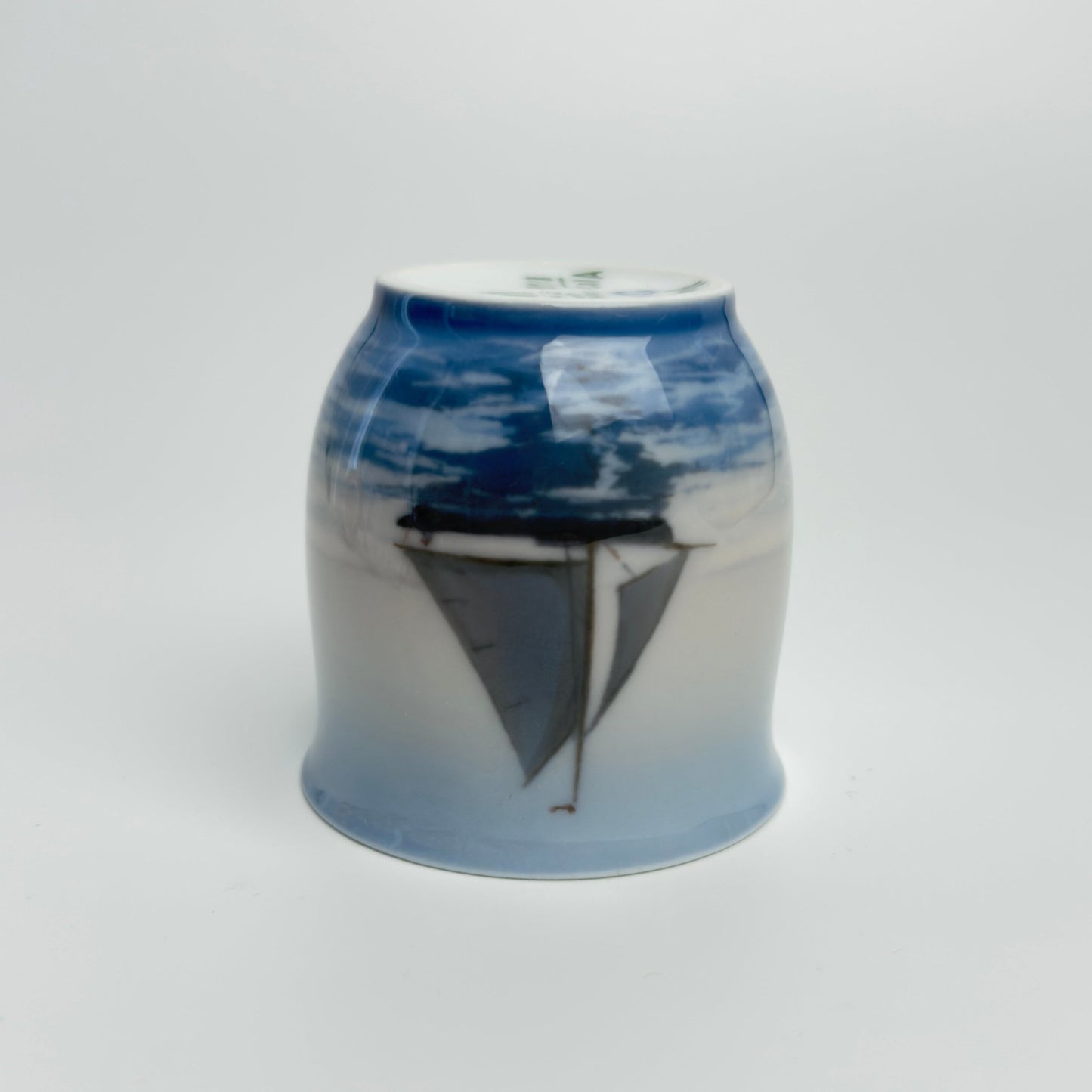 Bing & Grøndahl porcelænsbæger med sejlbåd – nr. 87/8 601A - Frøken Lilly