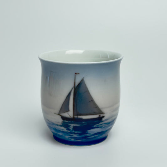 Bing & Grøndahl porcelænsbæger med sejlbåd – nr. 87/8 601A - Frøken Lilly
