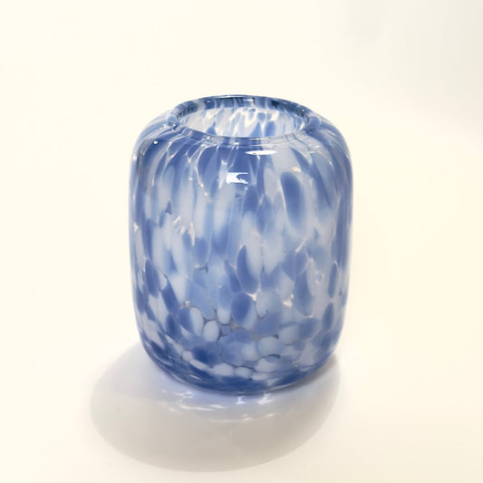 Blå og hvid mundblæst glasvase – moderne kunstglas - Frøken Lilly