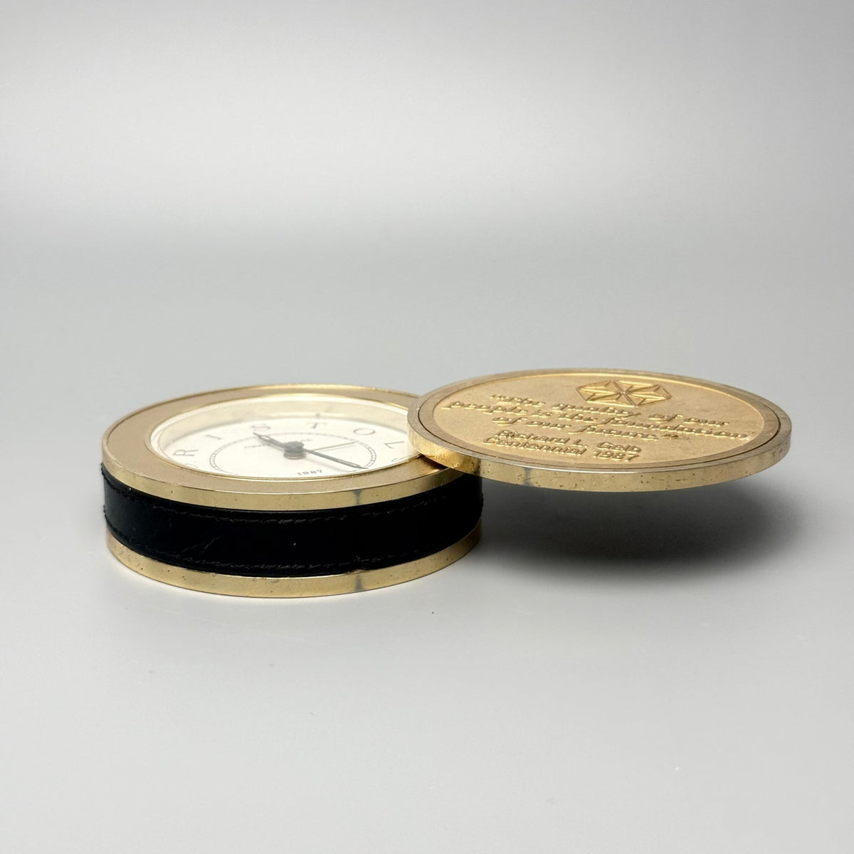 Bristol-Myers Centennial 1987 bordur/rejseur med alarm – firmamemorabilia - Frøken Lilly