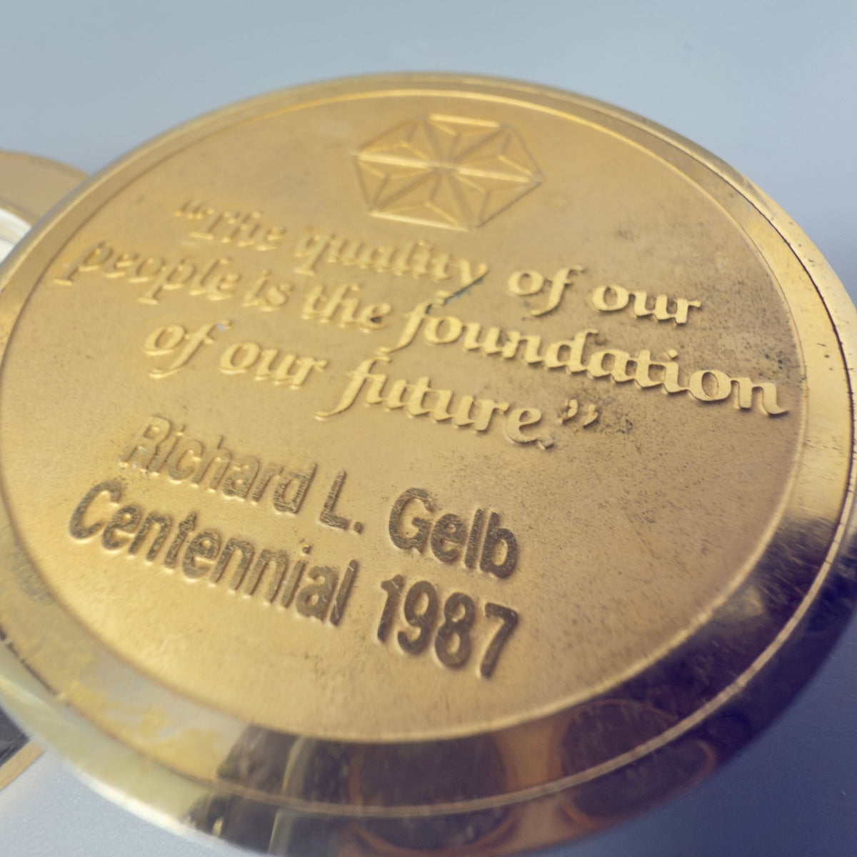 Bristol-Myers Centennial 1987 bordur/rejseur med alarm – firmamemorabilia - Frøken Lilly