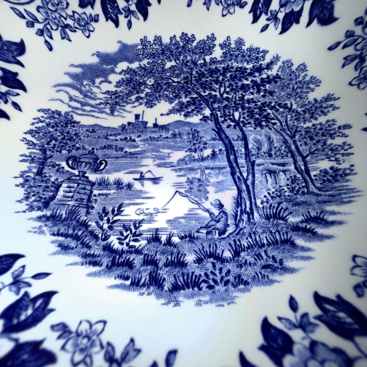 Broadhurst “The English Scene” dyb tallerken i blå ironstone, 15 cm fra 1960’erne
