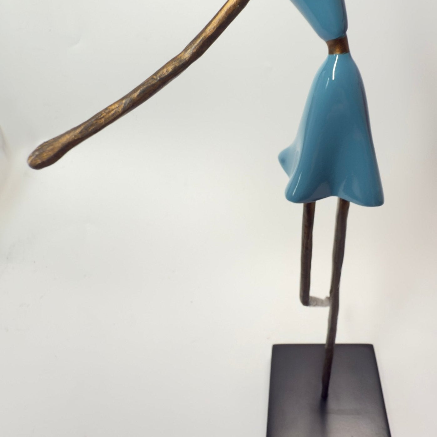 Dansemus – Beal figur i kobber og farvet resin - Frøken Lilly