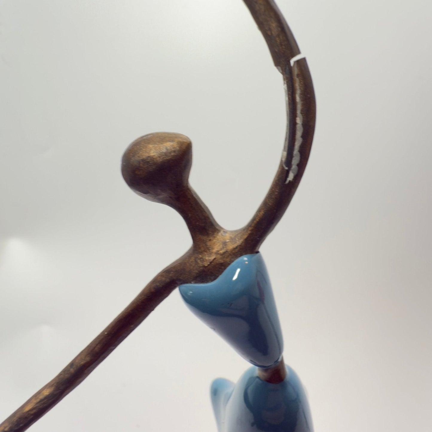 Dansemus – Beal figur i kobber og farvet resin - Frøken Lilly