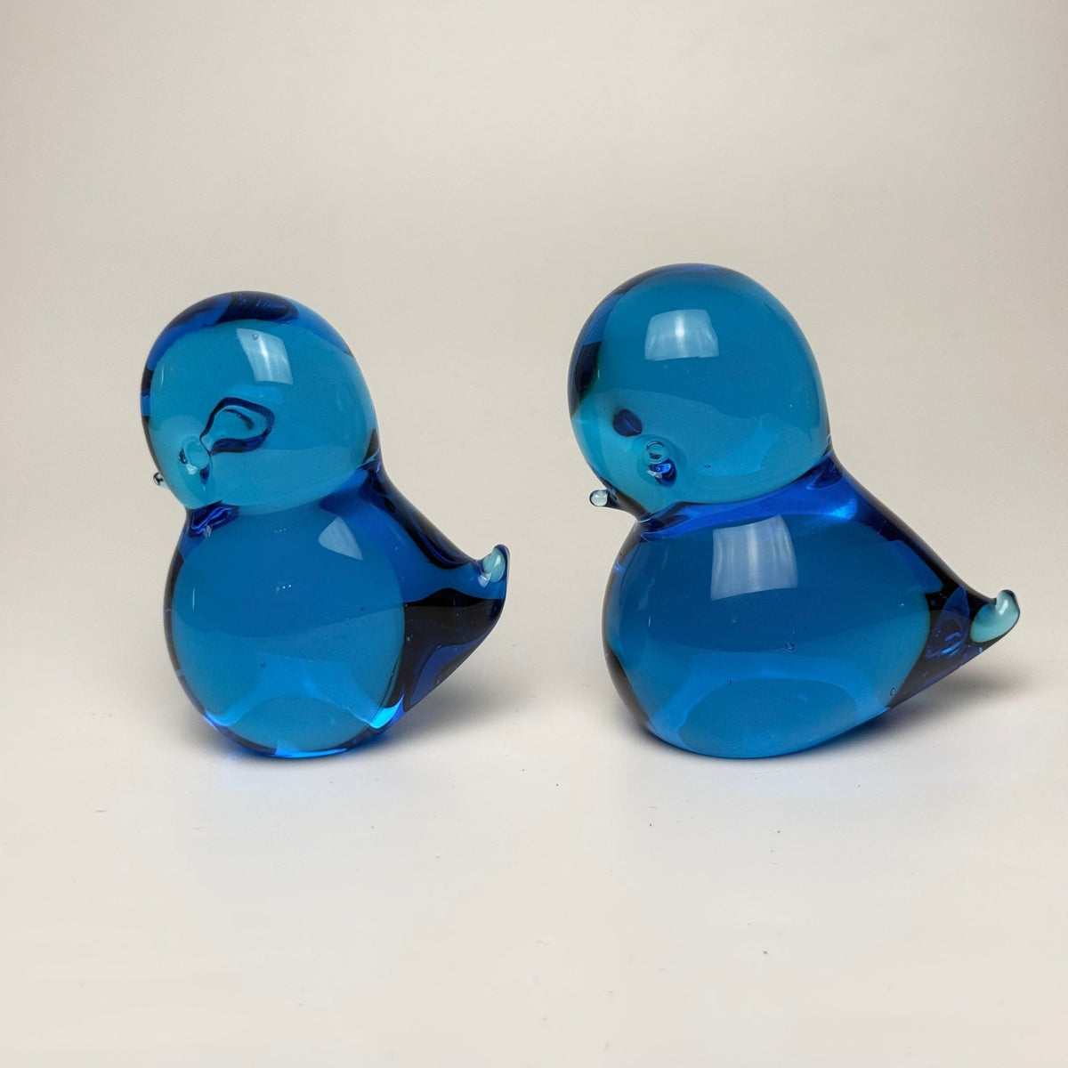 FM Konstglas / FM Ronneby “Pippi” blå glasfugle brevpressere – Josef Marcolin - Frøken Lilly