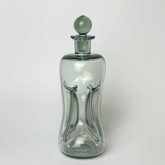 Holmegaard karaffel i smoke med prop – 26,5 cm - Frøken Lilly