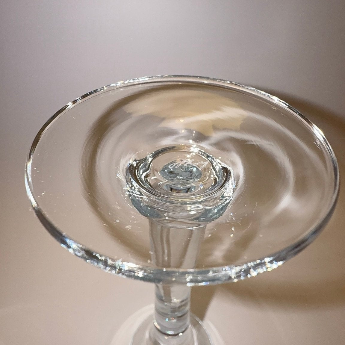 Holmegaard “Snapse Doctor – Et fingerbøl” snapseglas (1974–1977) – signeret HG7, Michael Bang - Frøken Lilly