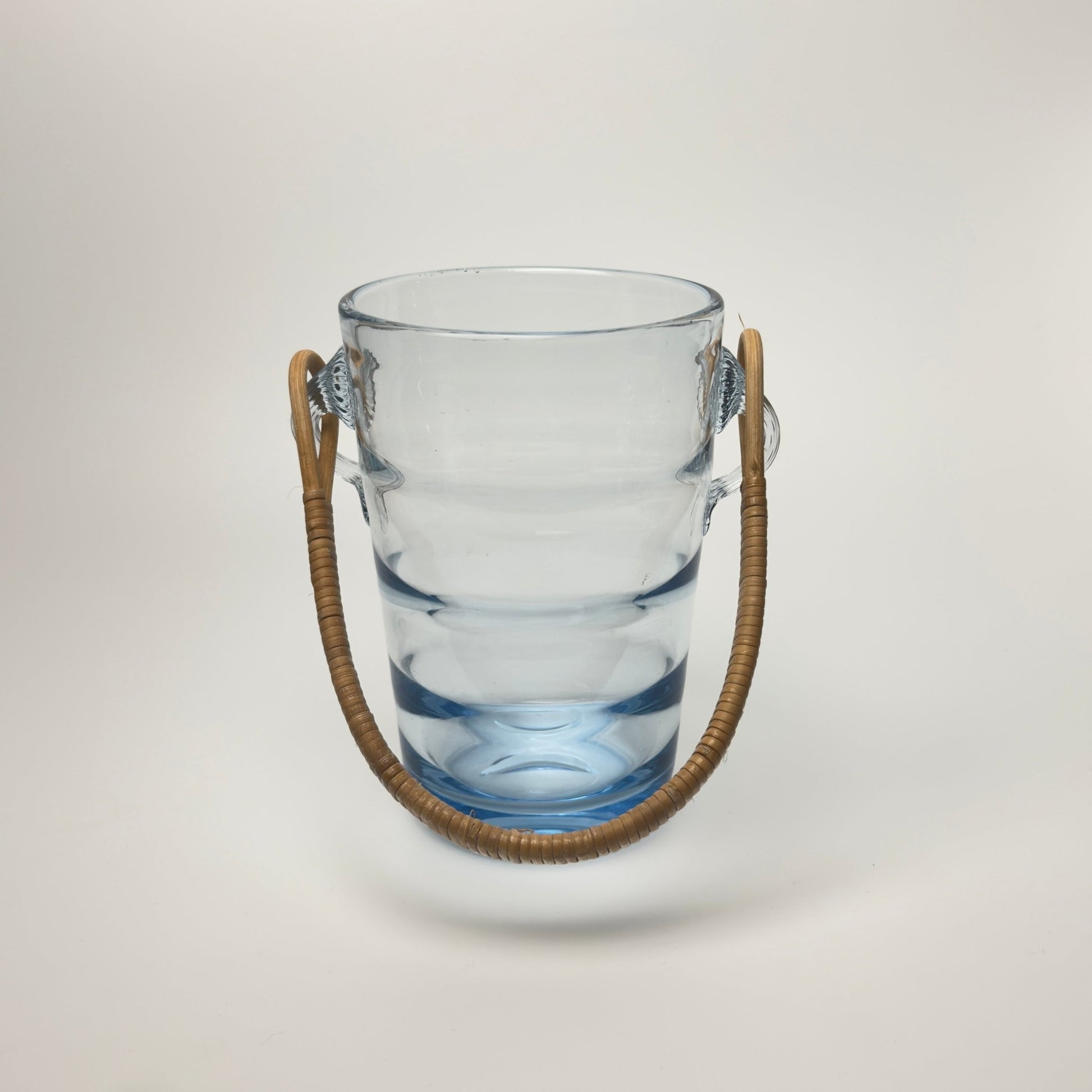 Holmegaard vintage isspand i lyseblåt glas med rattan hank, 1930-1950'erne - Frøken Lilly