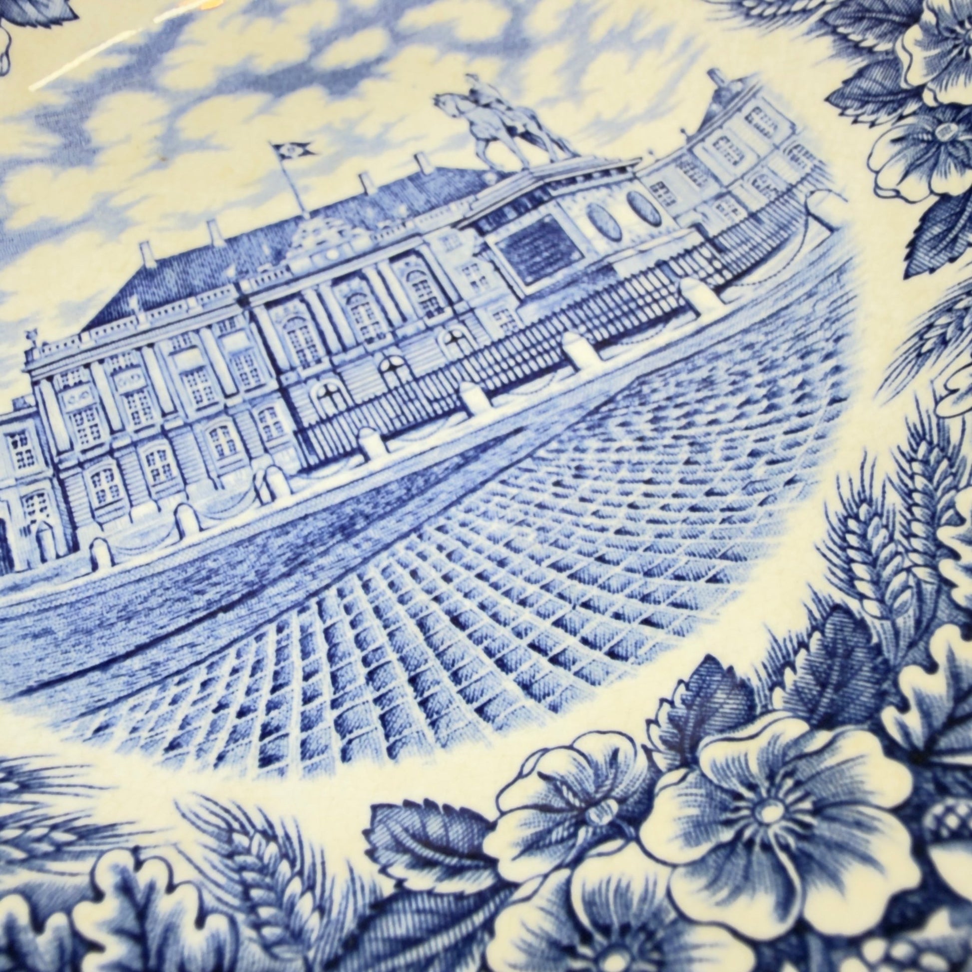 Imerco jubilæumstallerken 20 cm, dyb – Amalienborg Slot fra 1978 - Frøken Lilly