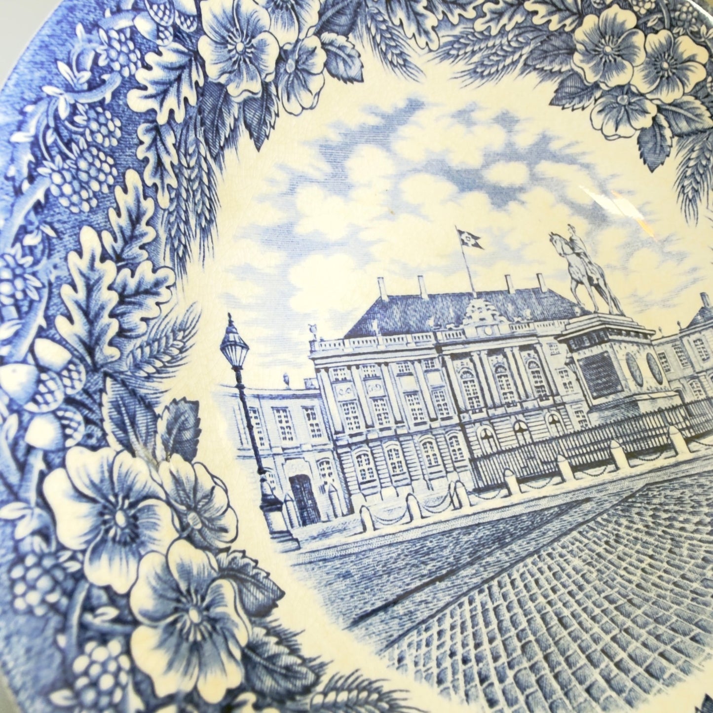 Imerco jubilæumstallerken 20 cm, dyb – Amalienborg Slot fra 1978 - Frøken Lilly