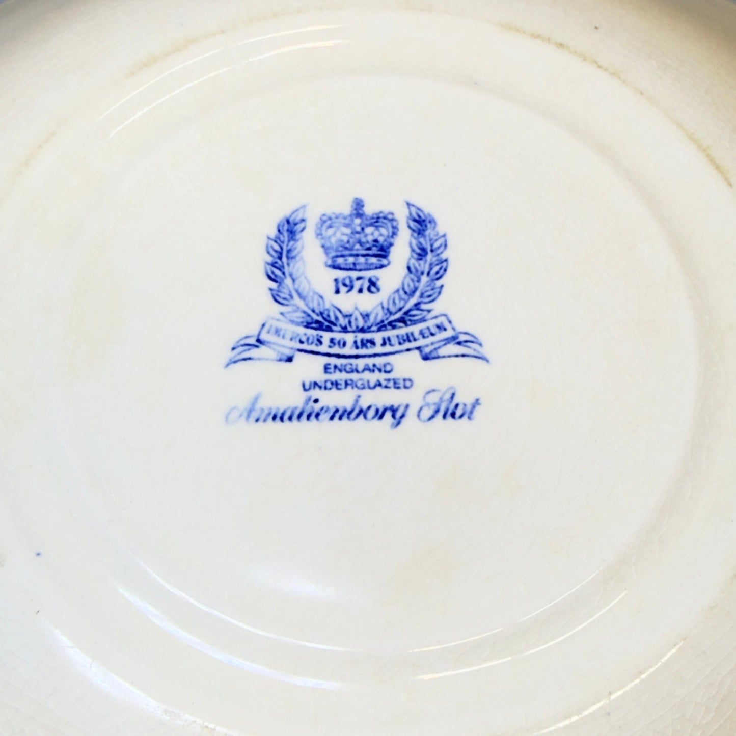 Imerco jubilæumstallerken 20 cm, dyb – Amalienborg Slot fra 1978 - Frøken Lilly