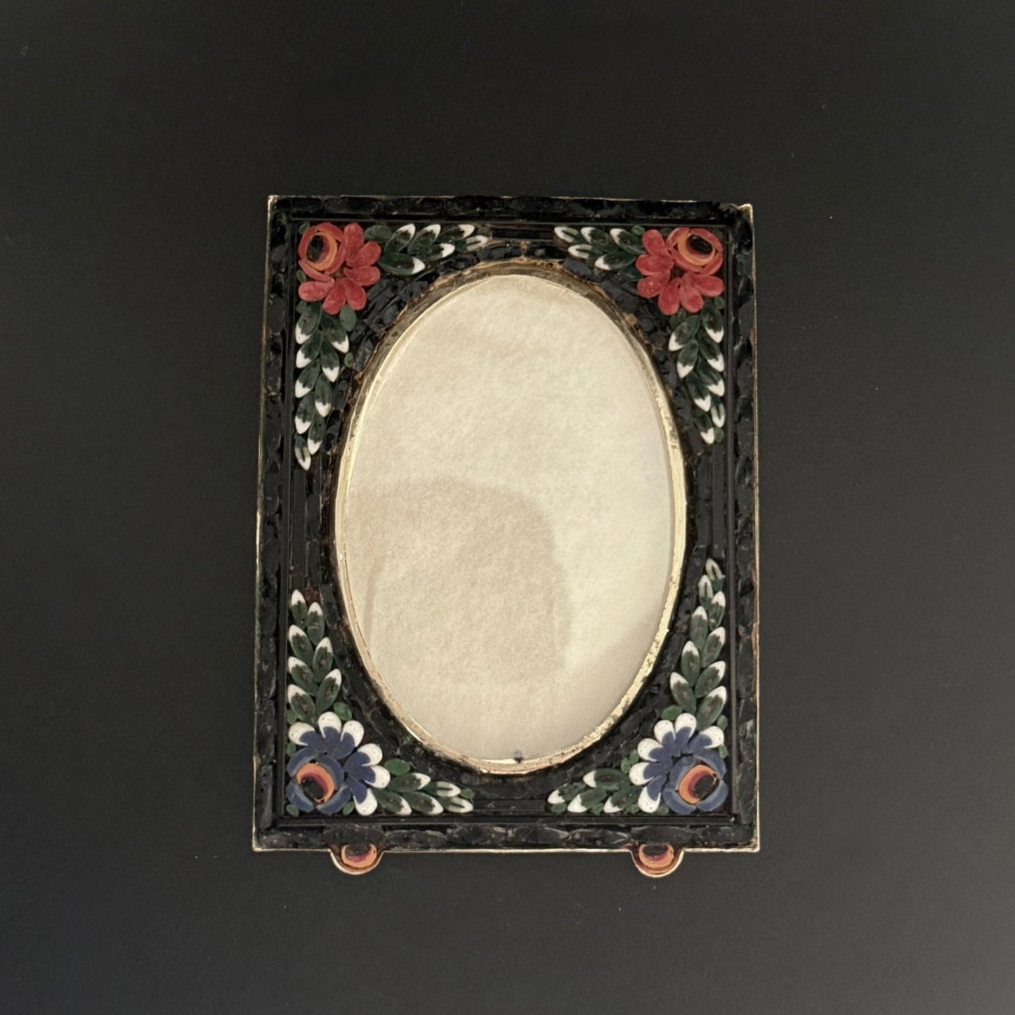 Italiensk mikromosaik fotoramme i forgyldt messing med blomster, 1920 - 1950 - Frøken Lilly