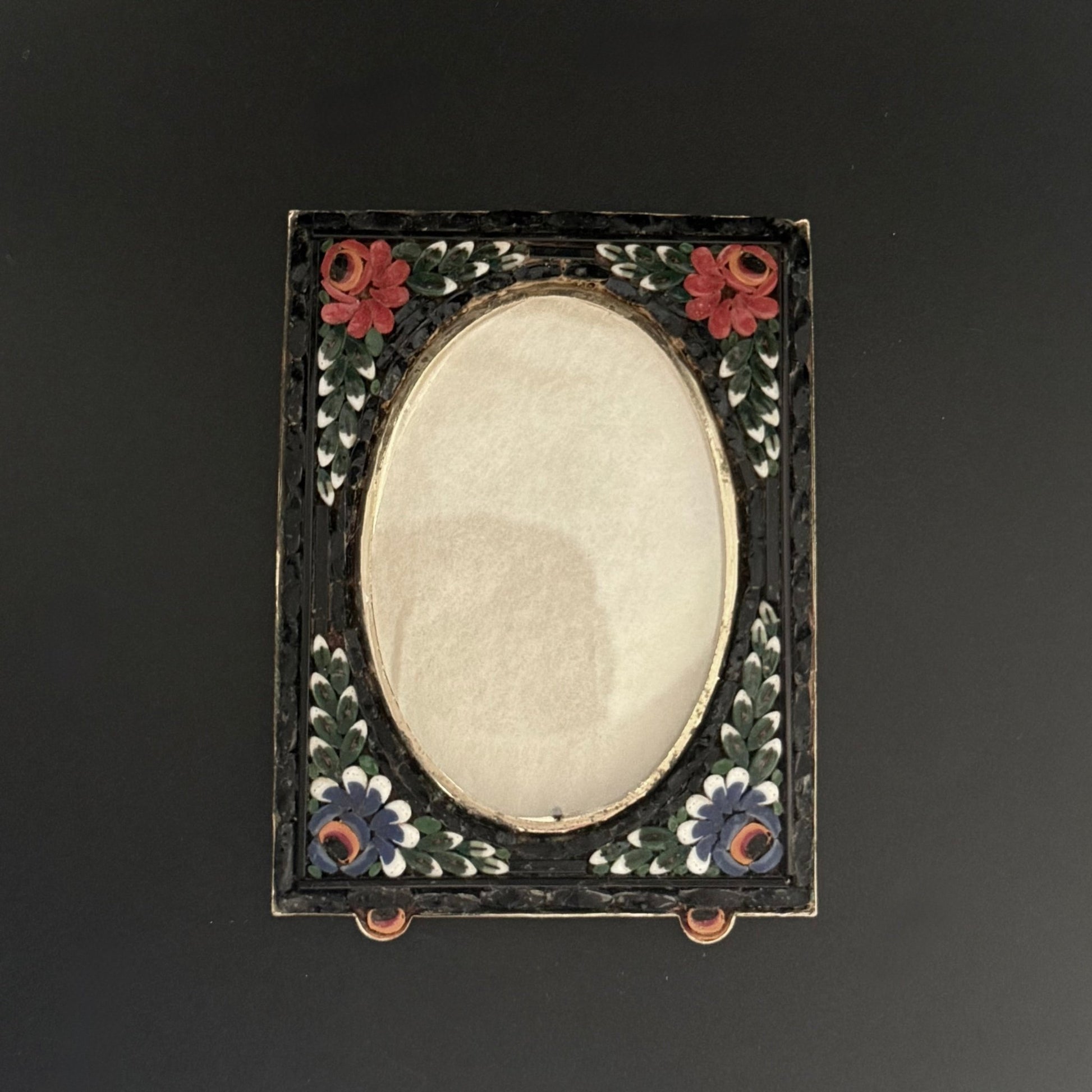 Italiensk mikromosaik fotoramme i forgyldt messing med blomster, 1920 - 1950 - Frøken Lilly