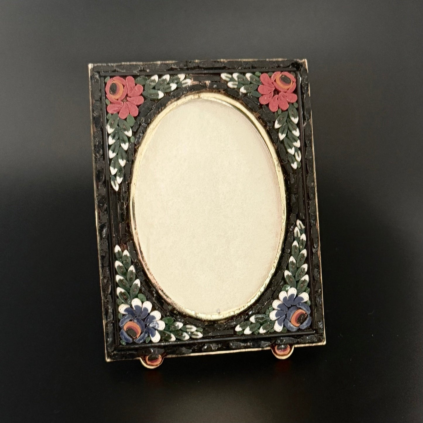 Italiensk mikromosaik fotoramme i forgyldt messing med blomster, 1920 - 1950 - Frøken Lilly