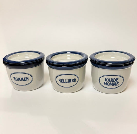 Knabstrup krydderikrukker med låg, hvid og blå glasur - Frøken Lilly