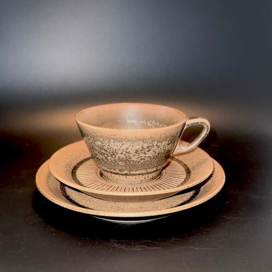 Knabstrup Nødebo i brun, kaffekop med underkop og kagetallerken – dansk stentøj designet af Johannes Hansen 1966–1972 - Frøken Lilly