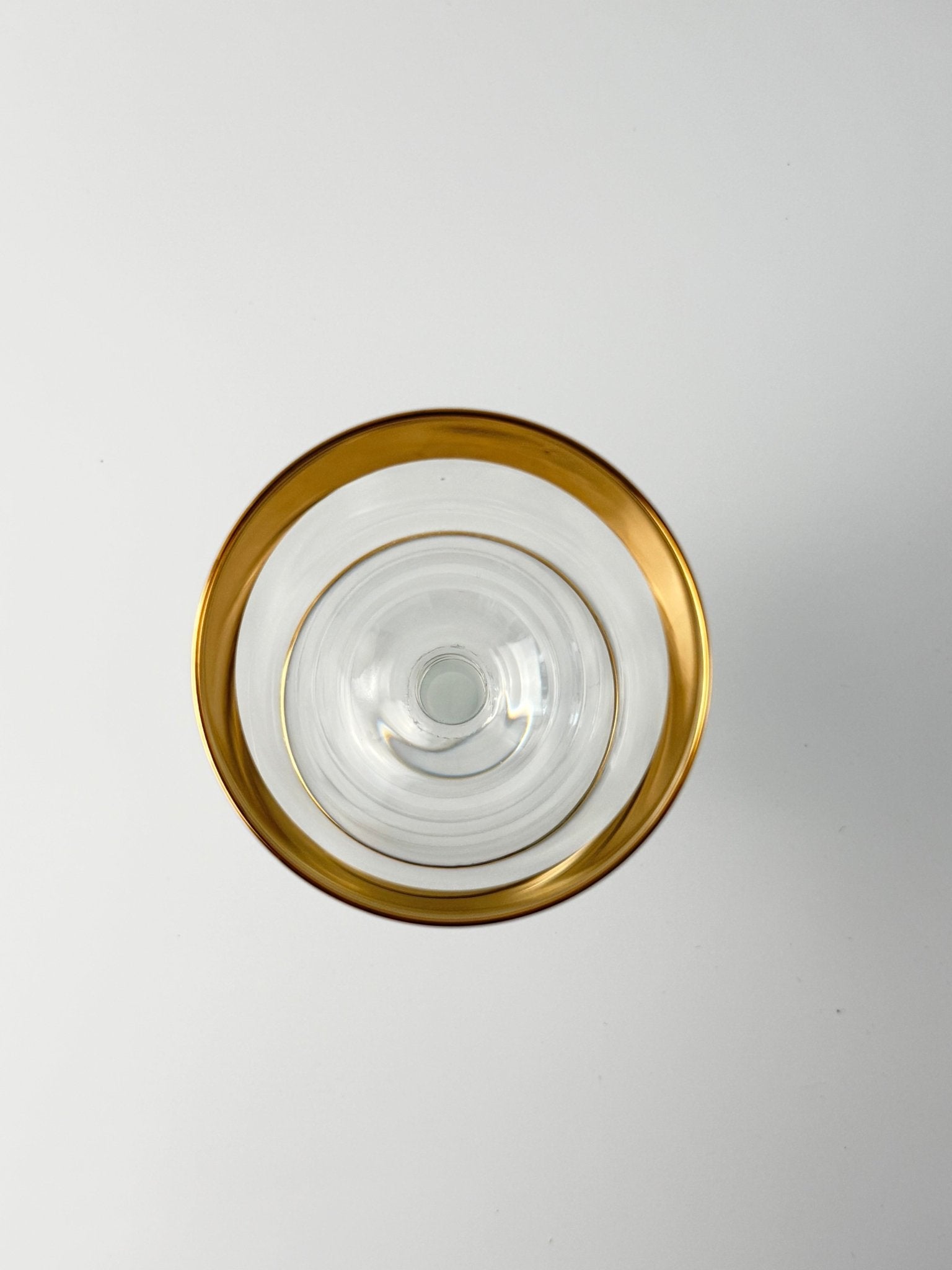 Lyngby Glas Tosca hvidvinsglas i krystal med bred ciseleret guldkant, 1960'erne - Frøken Lilly