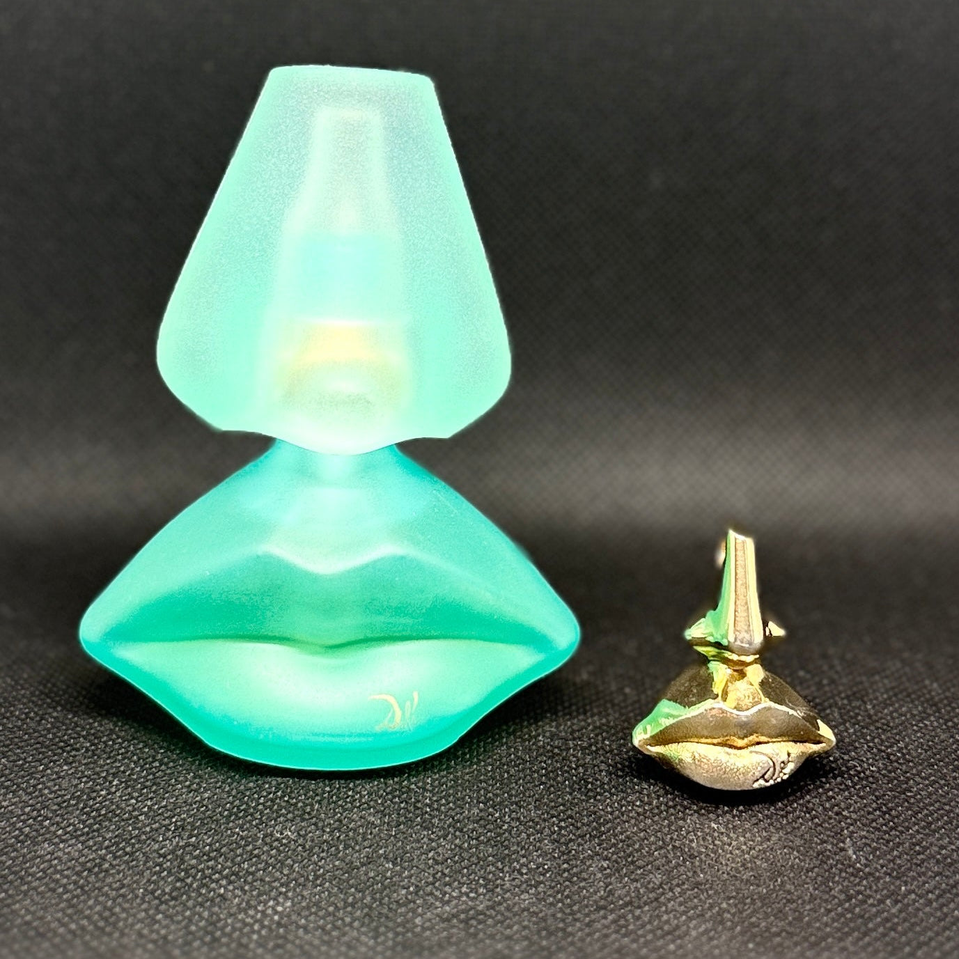 Salvador Dalí messingvedhæng + Laguna Eau de Toilette 1998 - Frøken Lilly